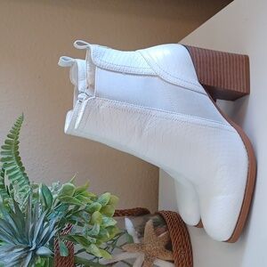 Pierre Dumas White Designer Cammy Heeled Booties ** SZ 6.5
